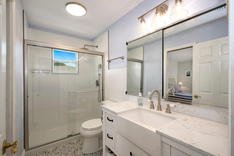 Bathroom, The Big Blue, Lee
