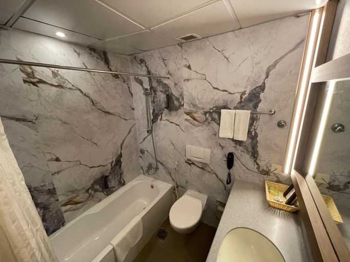 Bathroom 2, Ramee Guestline Hotel, Muttrah