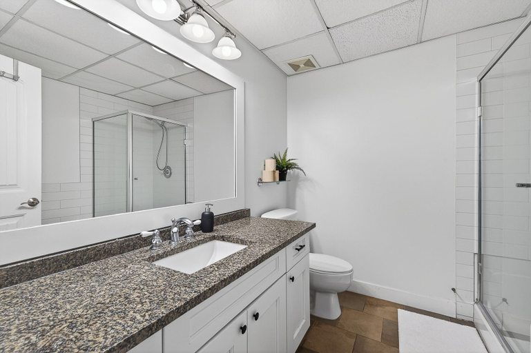 Bathroom 3, Lakefront Pool and Lake View 2 Bdrm 4205, Central Okanagan