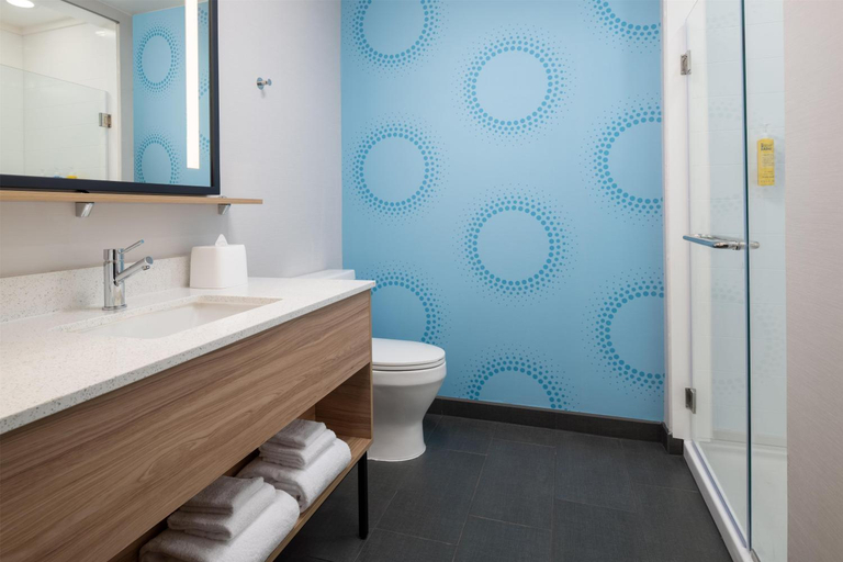 Bathroom, Tru by Hilton El Paso Airport, El Paso