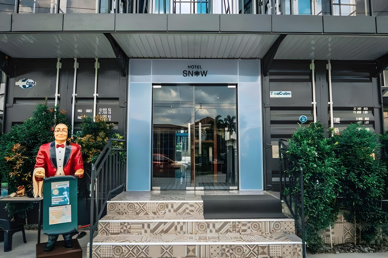 Exterior & Views