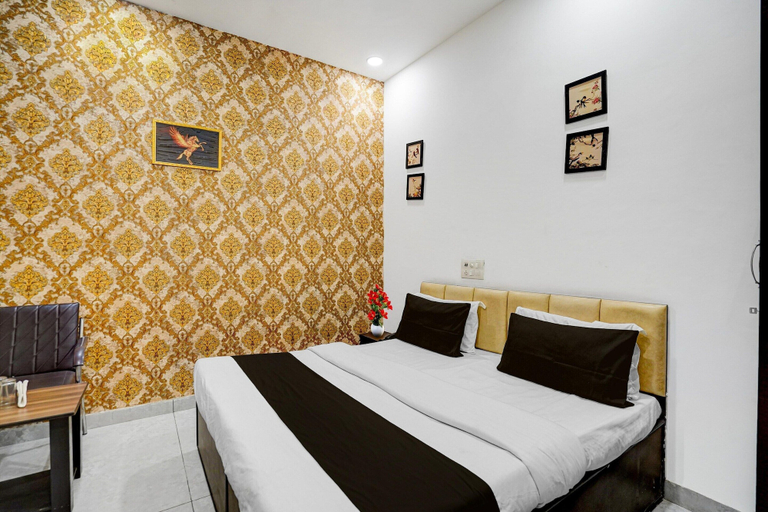 Room 5, Saver Double White Solitaire, Ludhiana