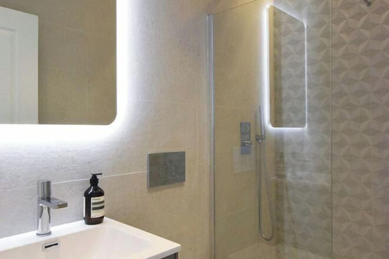 Bathroom 4, A Comfort Apartments, London