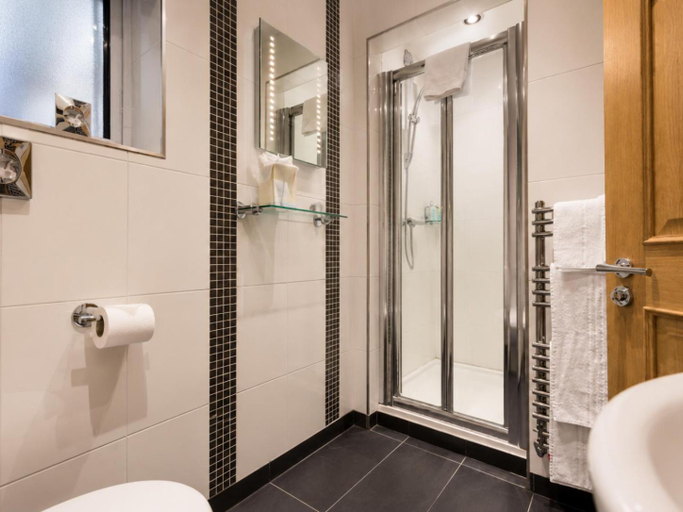 Bathroom, Stratford Limes Hotel, Warwickshire
