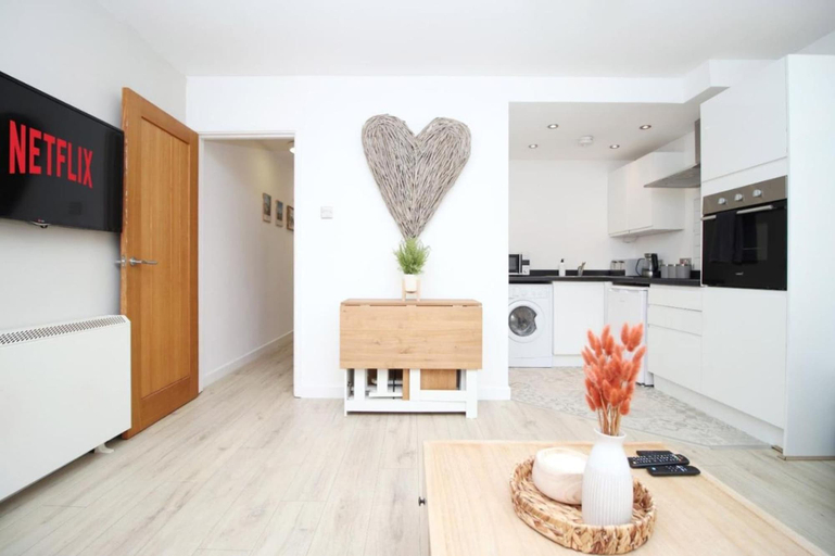 Room 3, Stylish 1-bed Flat at Irvine Court Sleeps 4, Swansea