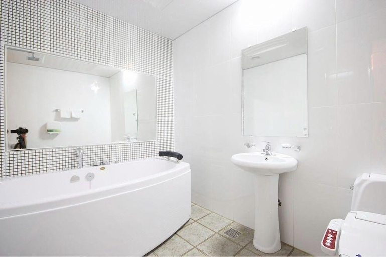 Bathroom 4, Dom Hotel, Jangseong