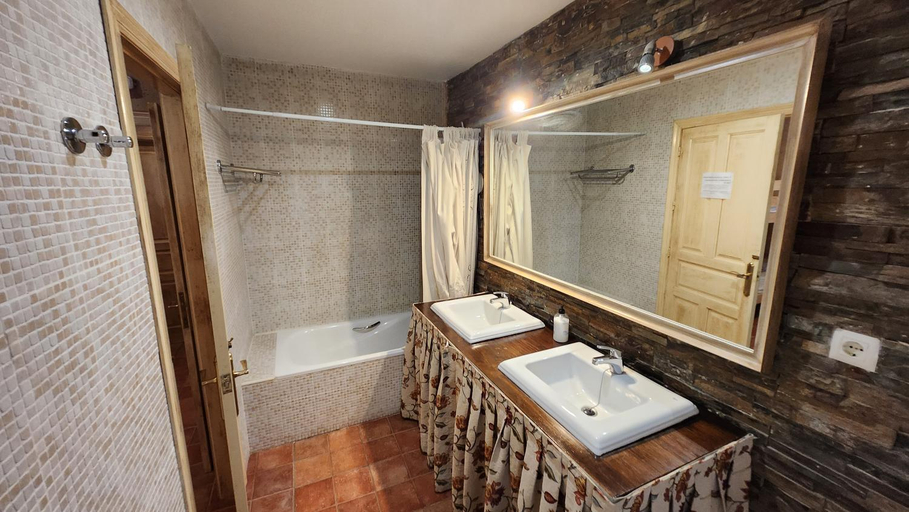Bathroom 2, El Bosque de la Herrezuela, Ávila