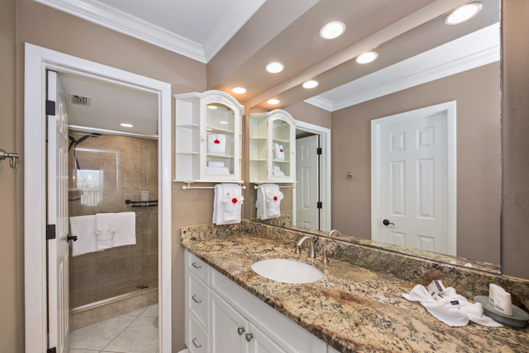 Bathroom 4, Pelican Watch #503, Lee