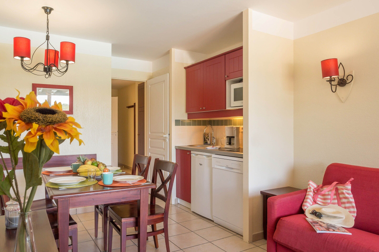 Dining 5, Scenic Pine Forest Apartment for 4, Landes