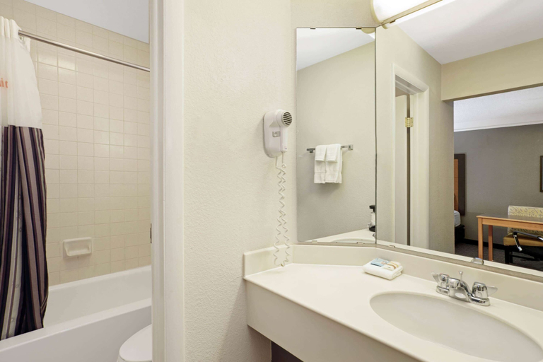 Bathroom 4, Travelodge by Wyndham Golden/Denver, Jefferson