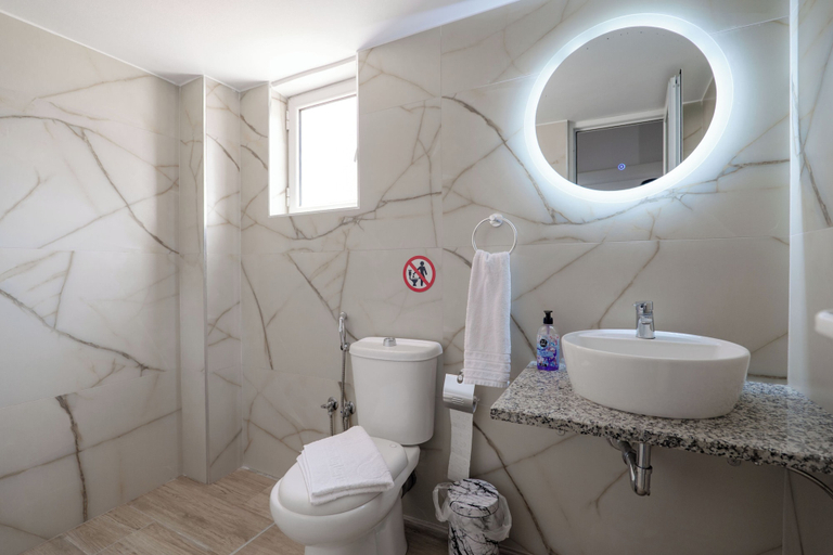 Bathroom 5, Grace Corner, Sarandës