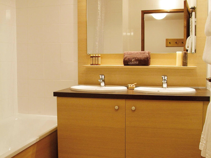 Bathroom 2, Apartment in Savoie With Heated Poo, Savoie