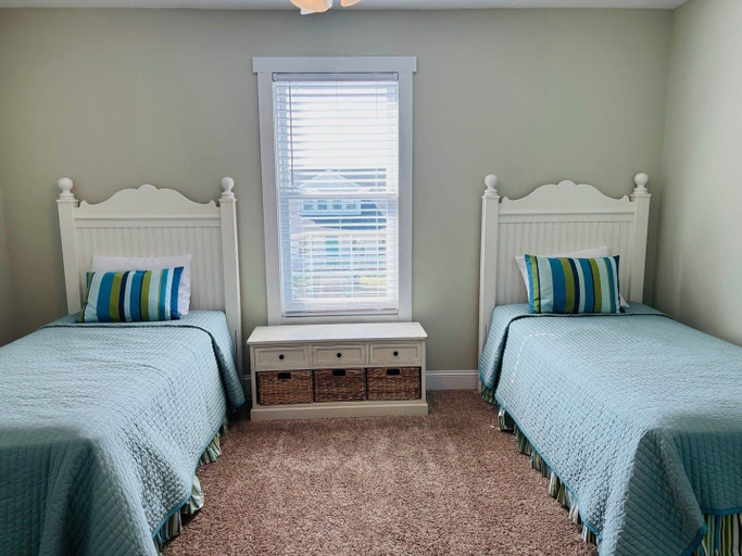 Room 2, Blue Sunset 4 Bedroom Home by RedAwning, Brunswick