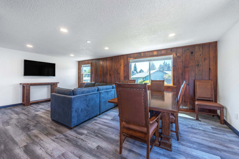 Living area, Tails & Trails 3 Bedroom Home, Multnomah