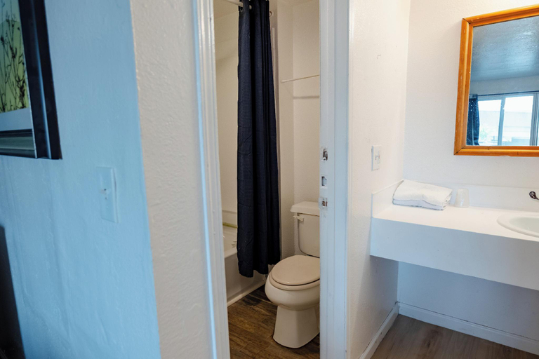 Bathroom 3, Horseshoe inn, Multnomah