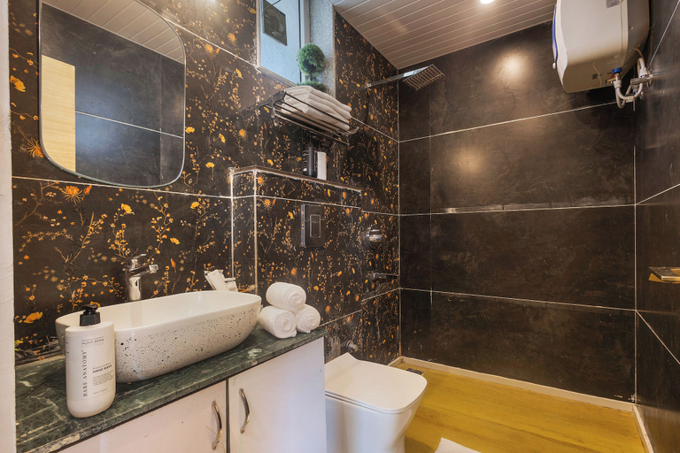 Bathroom 5, Alaya Stays Snowdrop 3 BHK Apartment, Dehradun