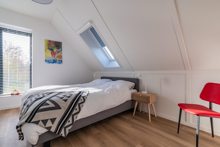 Room 4, Fantastic villa located by a lake, Skarsterlân