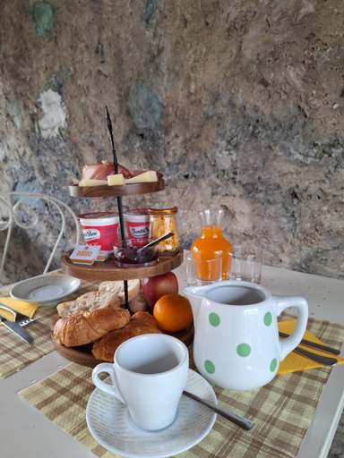 Food & Drinks, B&B near Lake Como - Close to train & bus - Breakfast included, Lecco
