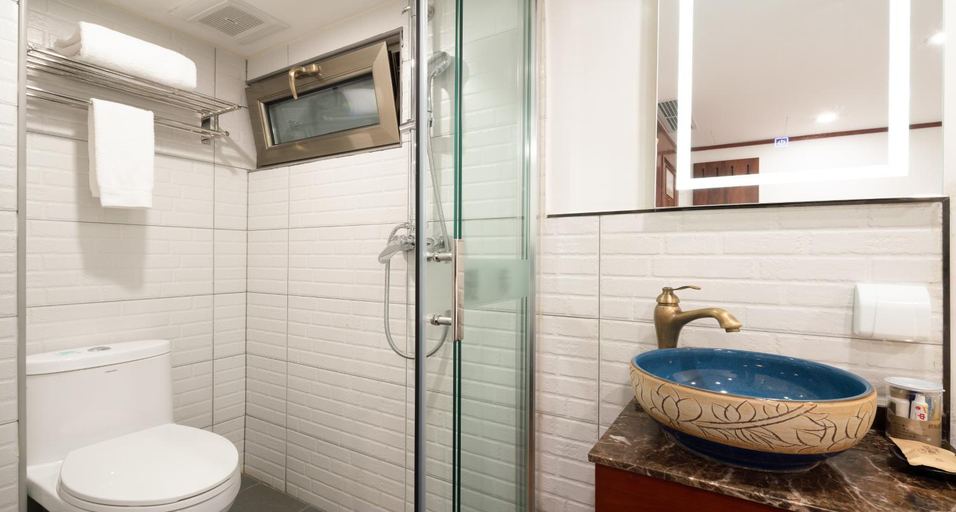 Bathroom 3, Nostalgia Hotel (Beijing Tiananmen Square ), Beijing
