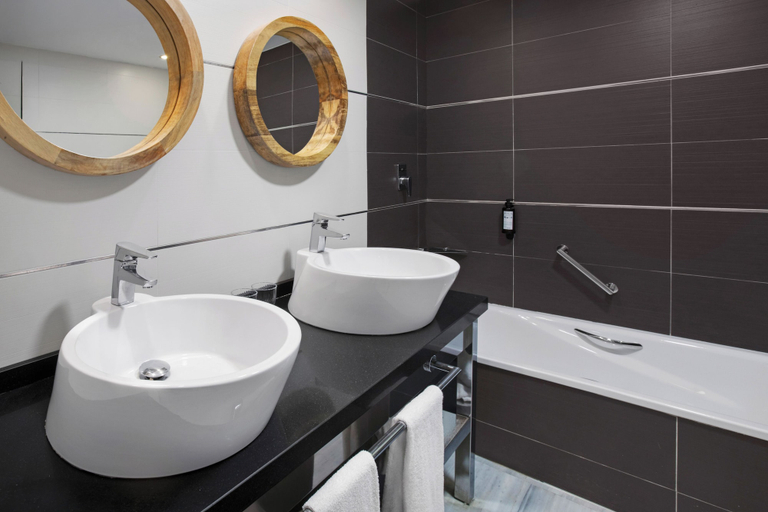 Bathroom 5, Holiday World Casamaïa Apartments Affiliated by Meliá, Málaga
