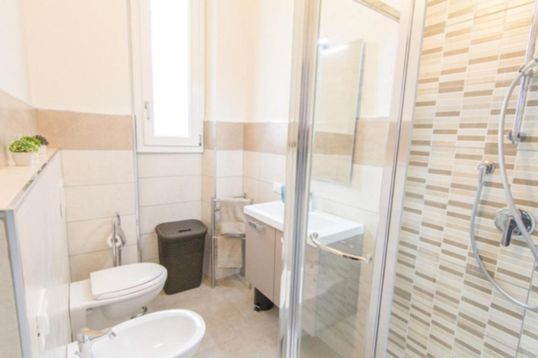 Bathroom, Cittadella Apartment, Florence