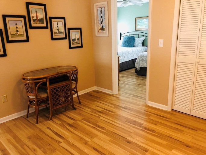 Room 4, Aquarius 5 Bedroom Home by RedAwning, Brunswick