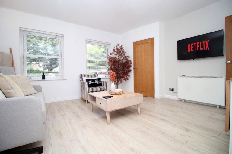 Room 5, Stylish 1-bed Flat at Irvine Court Sleeps 4, Swansea