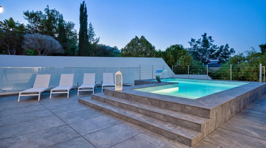Sport & Beauty 2, Maltese Luxury Villas - Sunset Infinity Pools, Indoor Heated Pools and More!