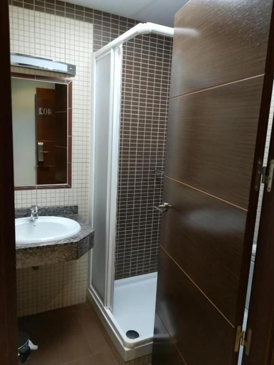 Bathroom 5, Hostal Avenida Barajas, Madrid