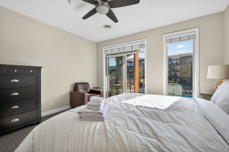 Room 4, Lakefront Pool and Lake View 2 Bdrm 4205, Central Okanagan