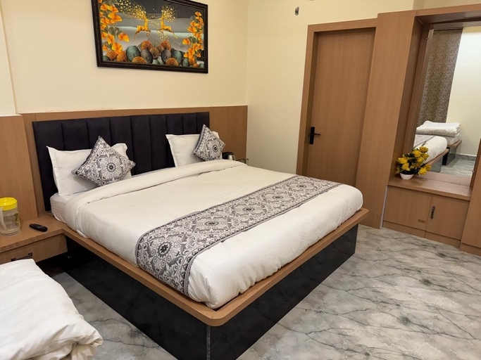 Bathroom 5, Hotel Shri Radhavan, Mathura