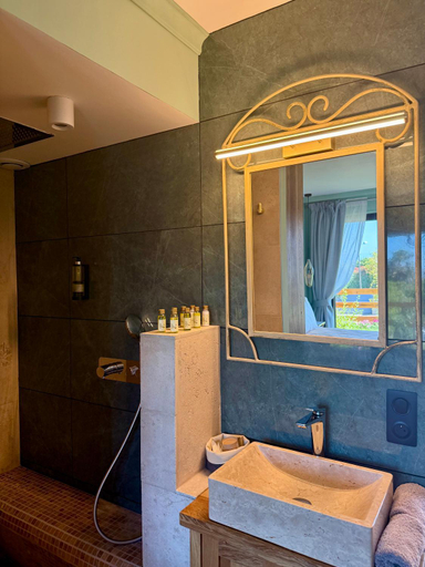 Bathroom 4, Escondida, Alpes-Maritimes