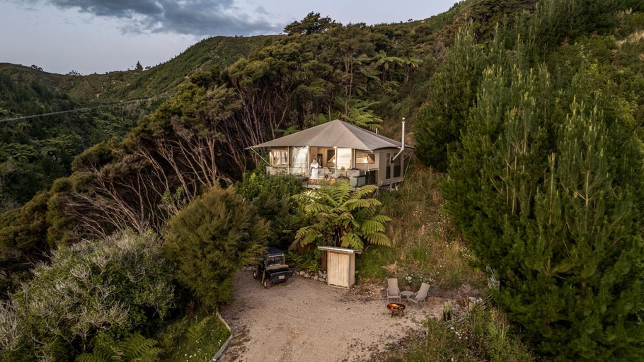 Exterior & Views