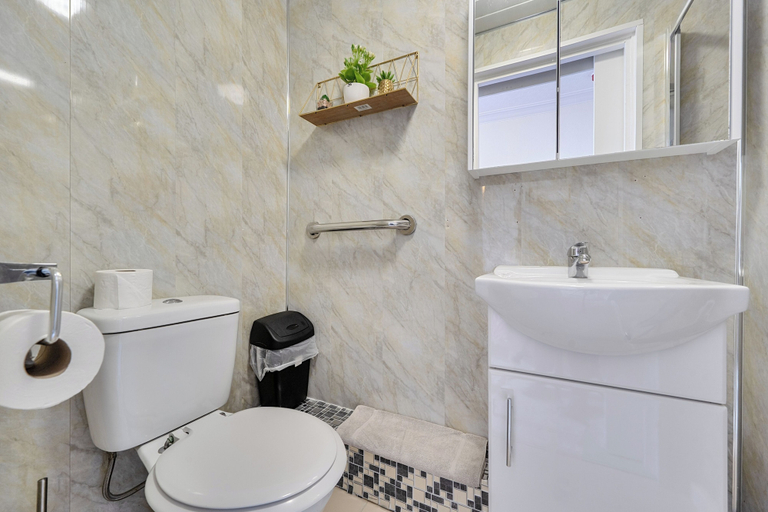Bathroom 2, Ground Floor Studio Apartment at Sea-cote, Blackpool