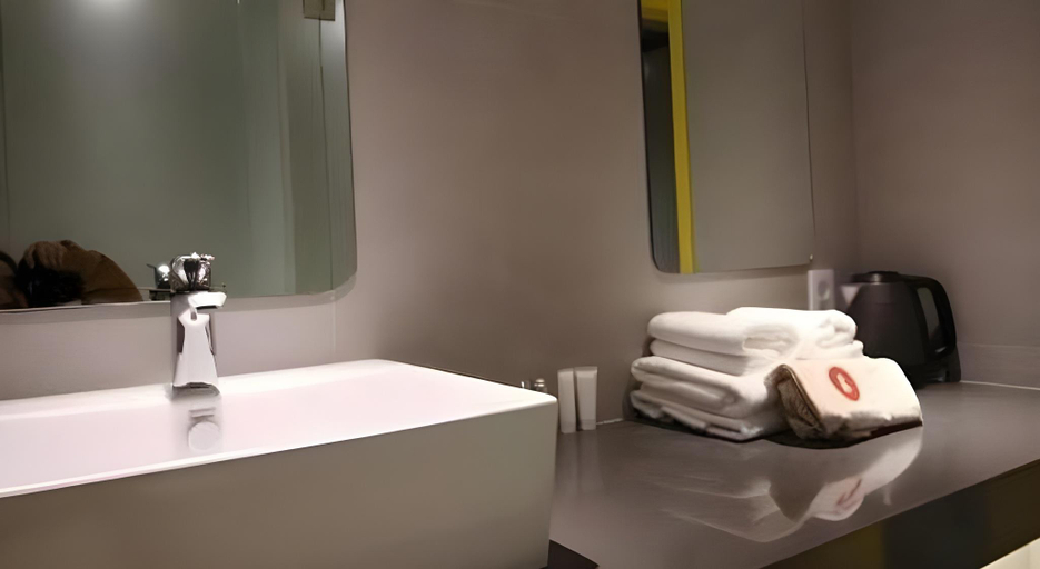 Bathroom 4, Bobo Hotel, Mapo