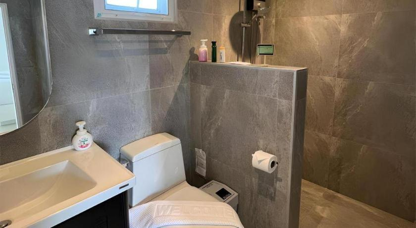 Bathroom 3, SailomResortKhaoyai, Pak Chong