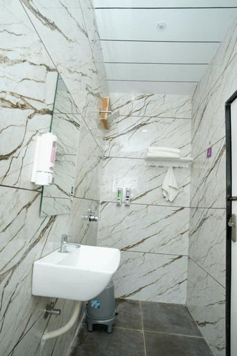 Bathroom 3, Hotel Akshar Imperial Morbi, Morbi