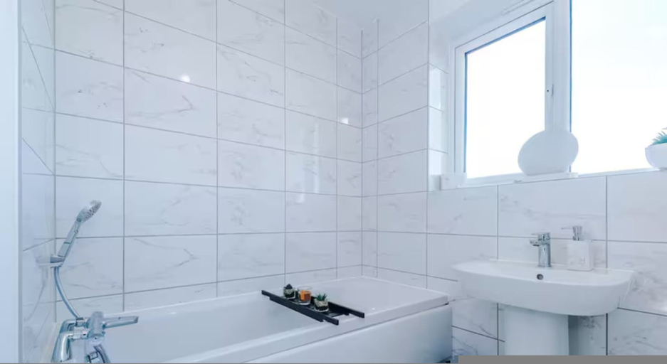 Room 2, Spacious 4BR Family Home in Cullingworth Near Haworth Skipton, Bradford