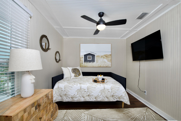Bedroom 3, Shell Bound, Lee