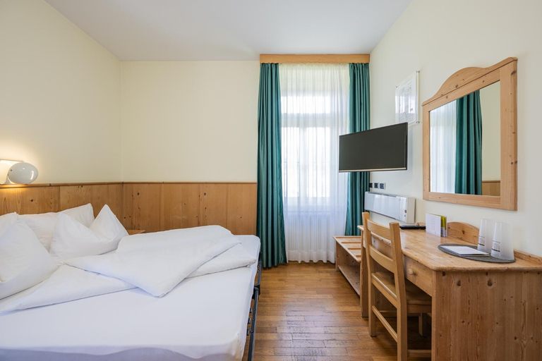 Bedroom, Guesthouse - Cultural Center Gustav Mahler, Bolzano