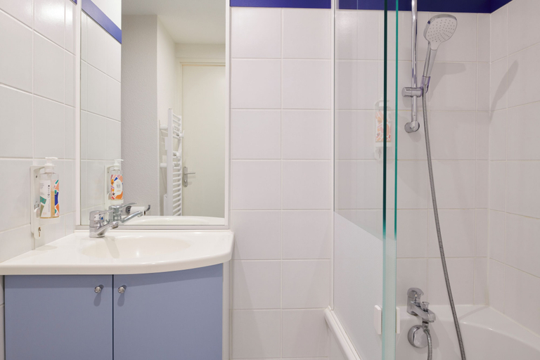 Bathroom 5, Aparthotel Adagio Access Rennes Centre, Ille-et-Vilaine