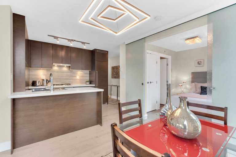 Dining 4, Modern Corner 2 BR with Spa, Greater Vancouver