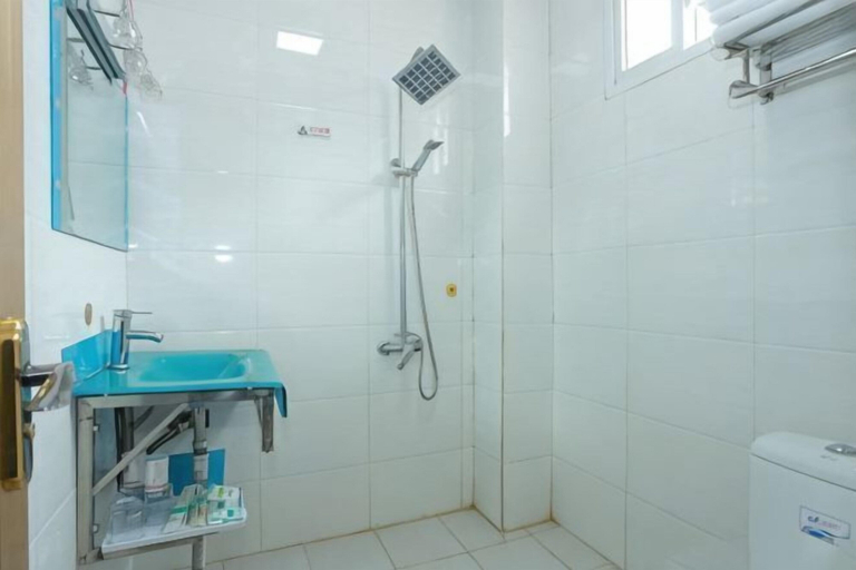 Bathroom 3, Dzongsa Book bar Inn, Dêqên Tibetan