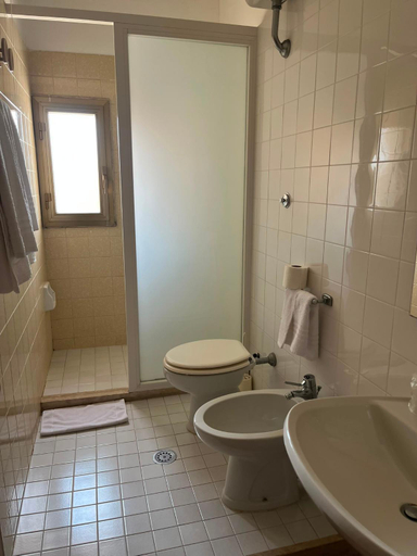 Bathroom 2, Riviera, Bari