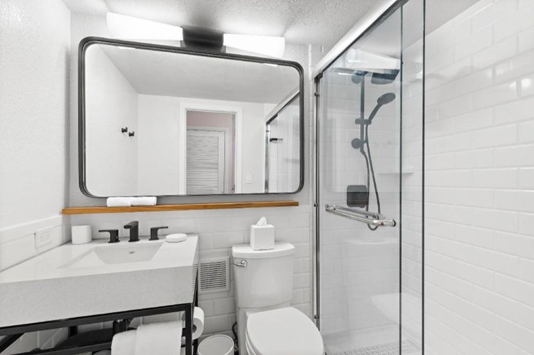 Bathroom 4, Bellwether Beach Resort, Pinellas