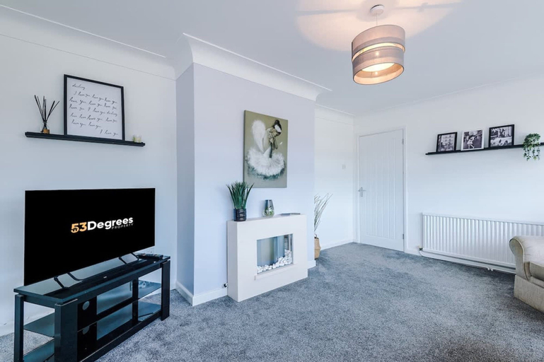 Room 3, NEW Stunning Bungalow Ideal for Groups Parking, Wrexham