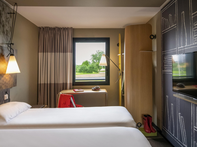 Bedroom 4, ibis Pontorson Baie du Mont-Saint-Michel, Ille-et-Vilaine