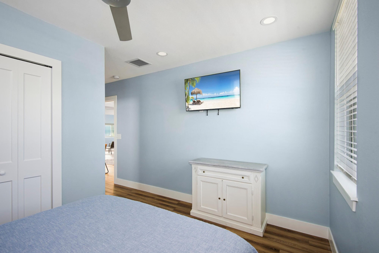 Bedroom 3, Blue Lizard, Lee