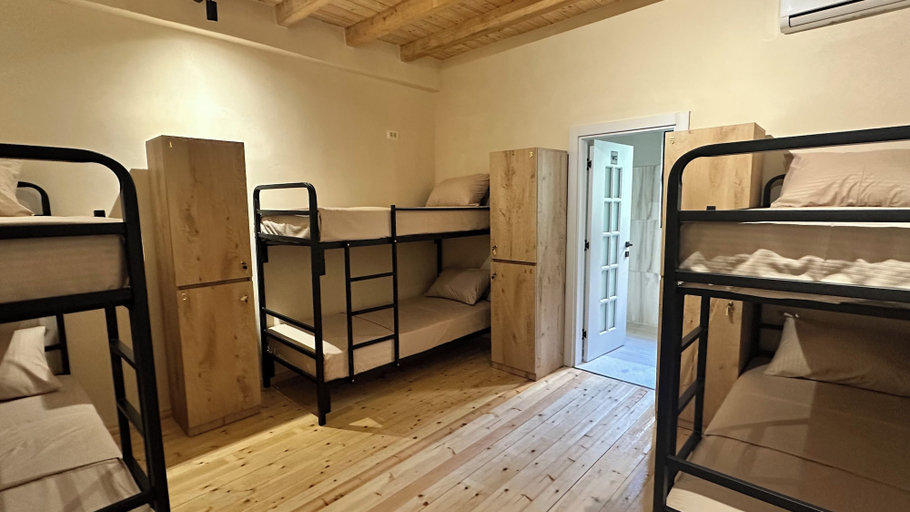 Room 2, Vila H, Tiranës