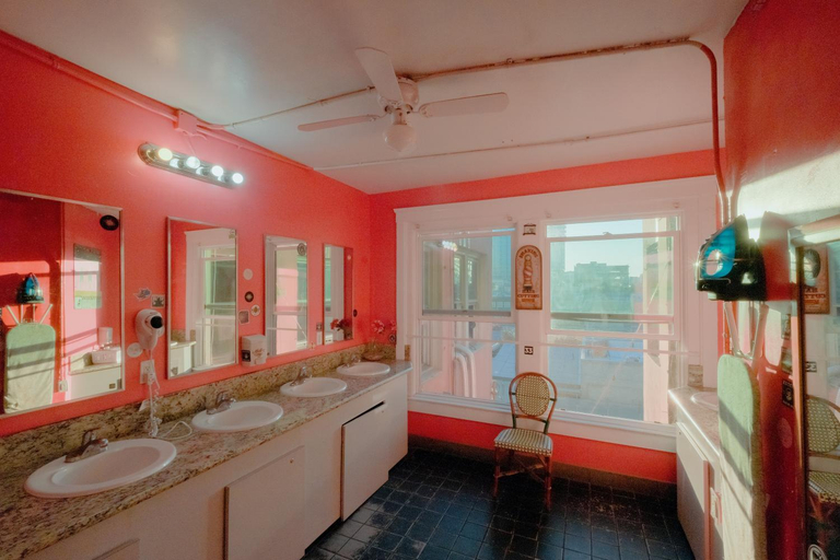 Bathroom, Lucky D's Hostel, San Diego